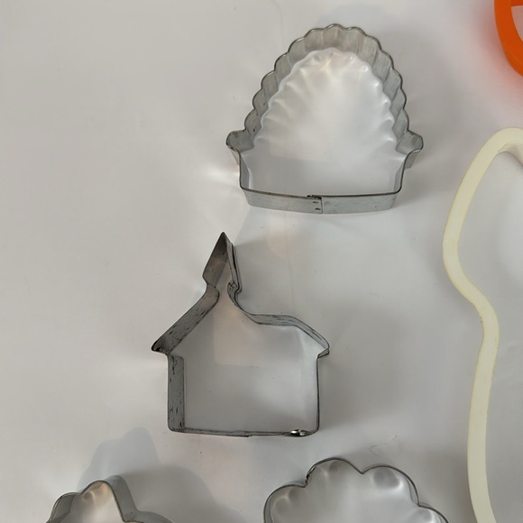 Lot Of 13 Miscellaneous Cookie Cutters Plastic & Metal Ghost church M & M Mitten - Picture 6 of 8